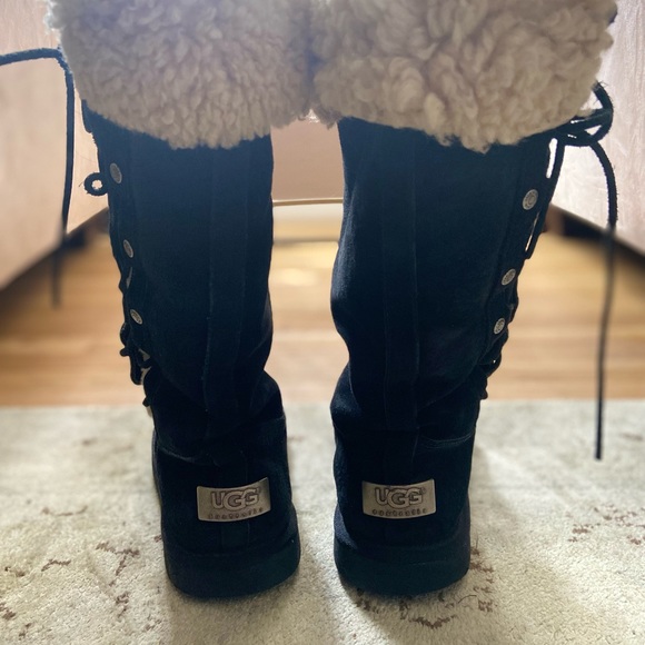 UGG boots- tall  Sherpa lined, upside lace up black size 7 - Picture 4 of 7